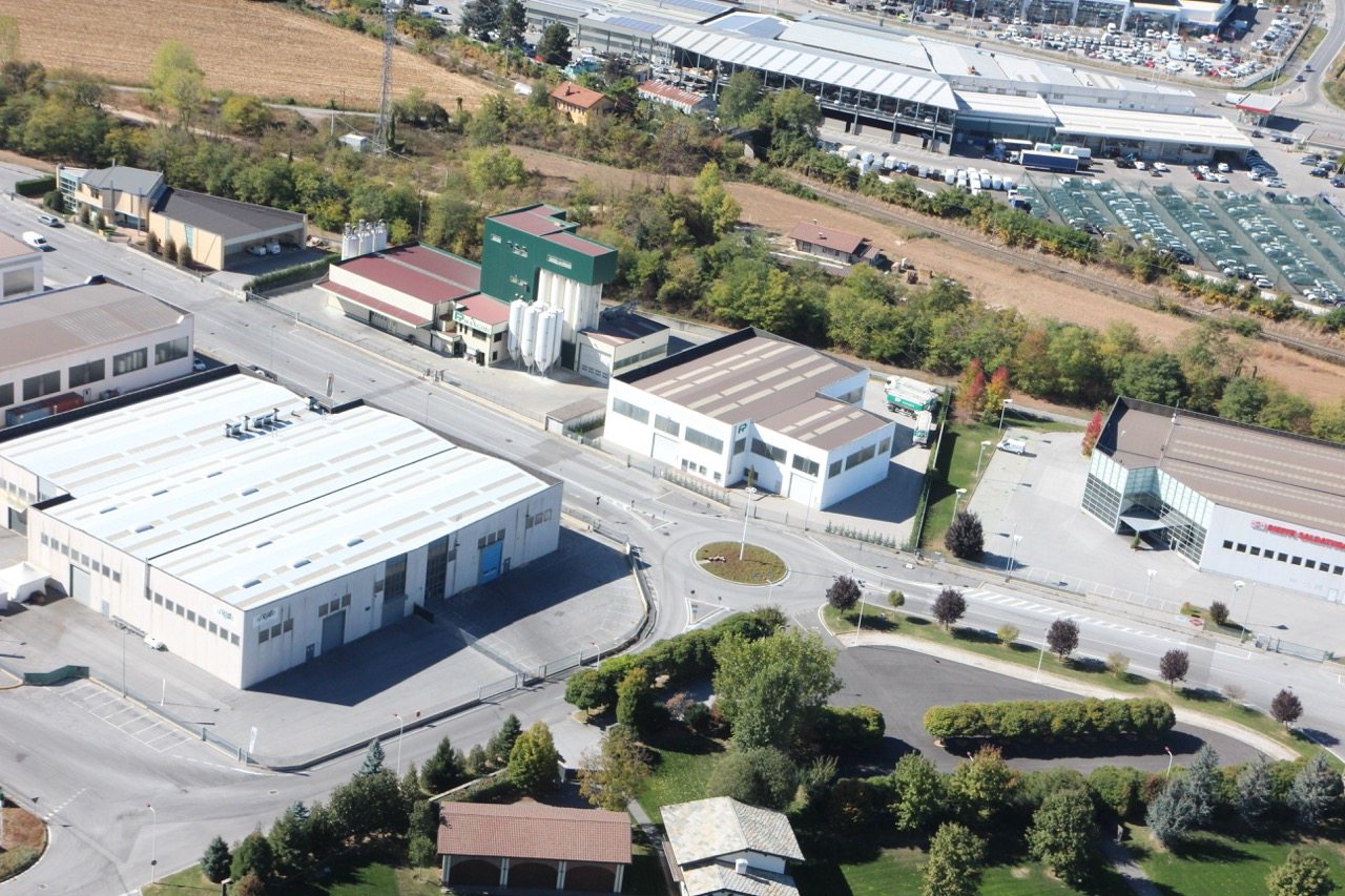 Luftaufnahme des Futtermittelwerks von FP Mangimi in Cuneo